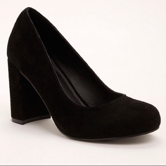 black pumps wide width